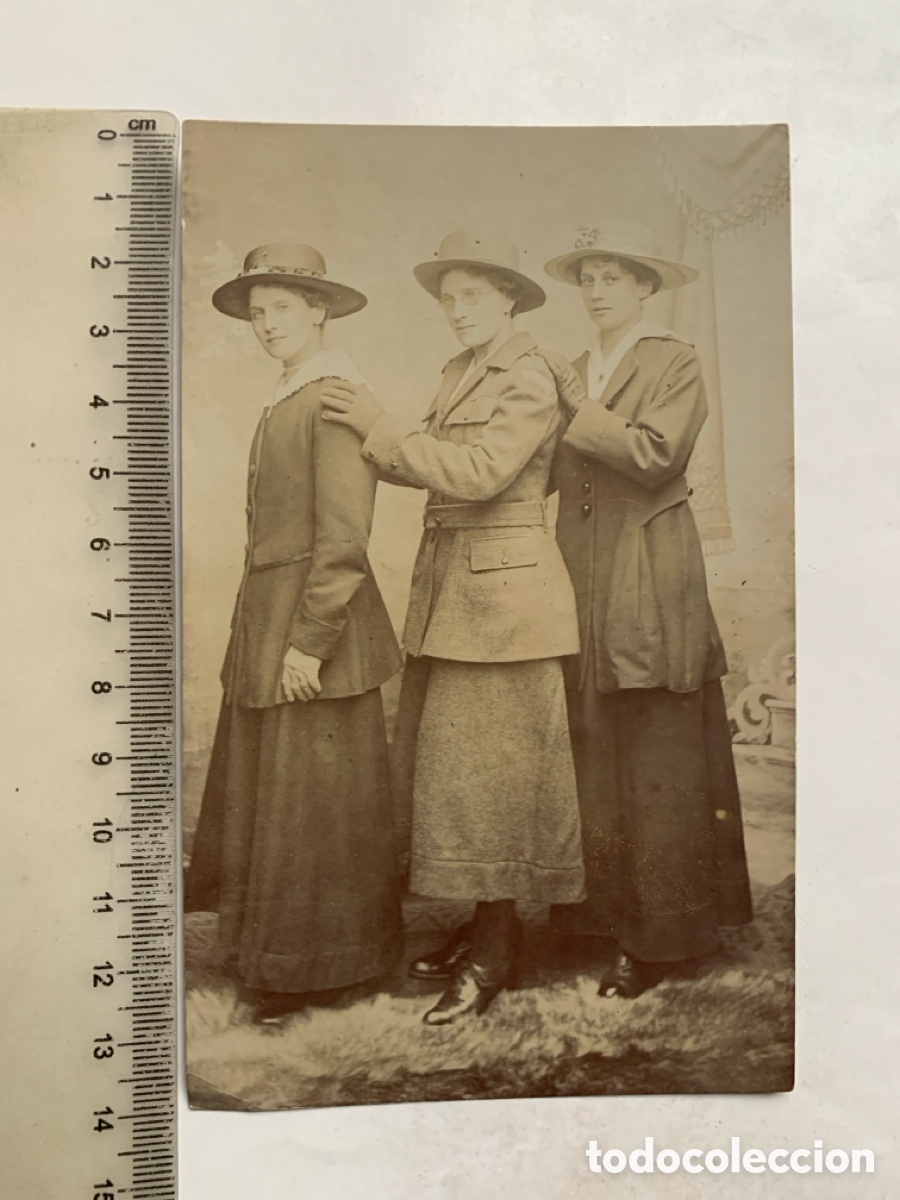 Antique Photography: FOTO. ELEGANTES SE&Ntilde;ORITAS SUFRAGISTAS CON TRAJE FALDA Y SOMBRERO. FOT&Oacute;GRAFO?.
