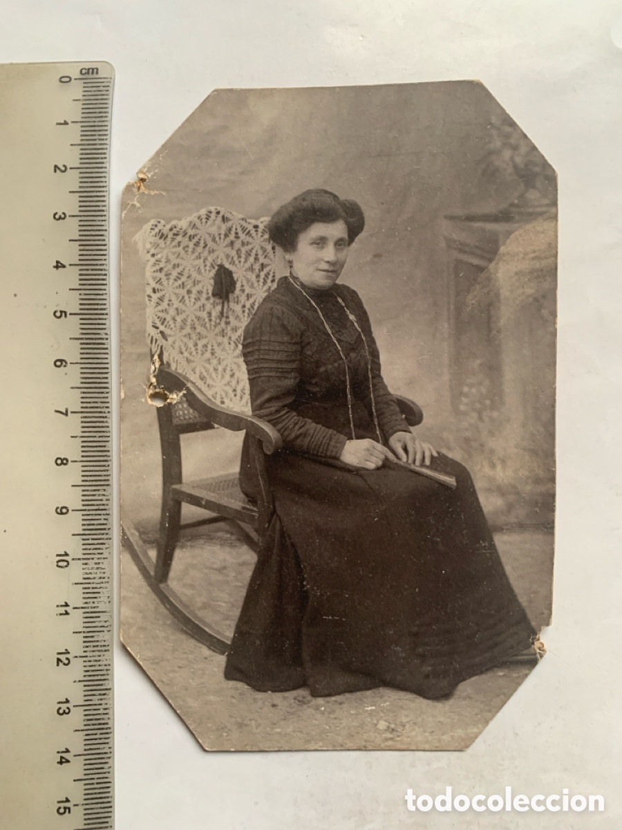 Fotograf&iacute;a antigua: FOTO. LA SE&Ntilde;ORA DE LA CASA SENTADA EN LA MECEDORA. FOT&Oacute;GRAFO?.