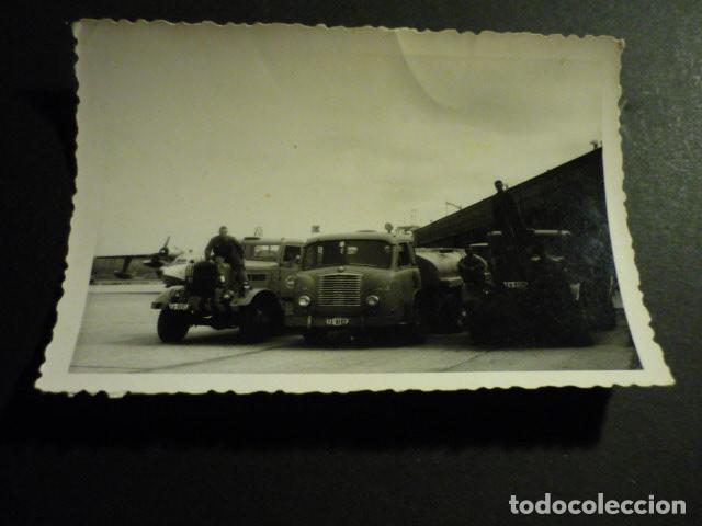 Fotograf&iacute;a antigua: AERODROMO DE CUATRO VIENTOS MADRID CAMIONES EJERCITO AIRE ANTIGUA FOTOGRAFIA 7 X 10 CMTS