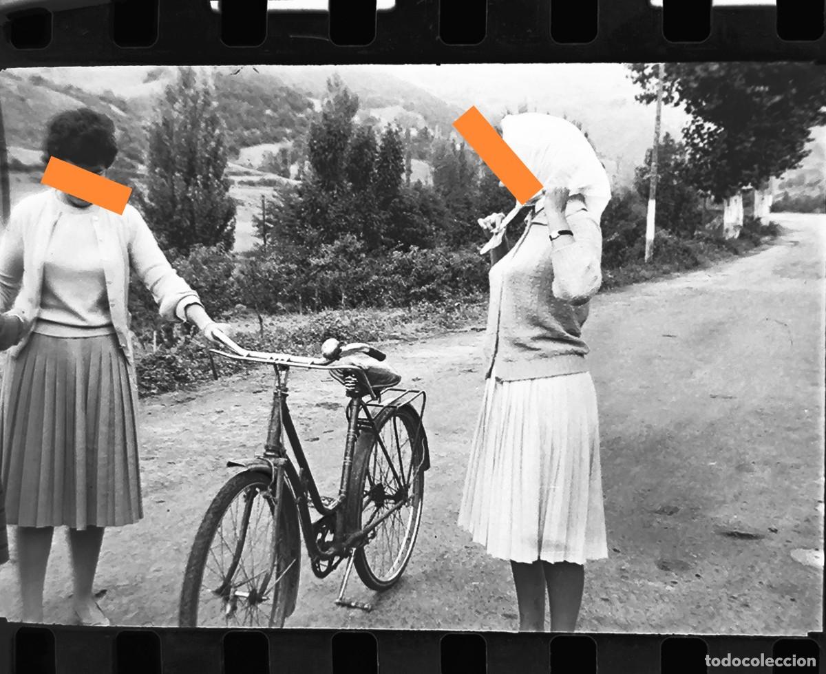Fotograf&iacute;a antigua: Antiguo negativo de fotograf&iacute;a. Chica en bicicleta San Pedro de Bedoya Comarca de Li&eacute;bana Cantabria