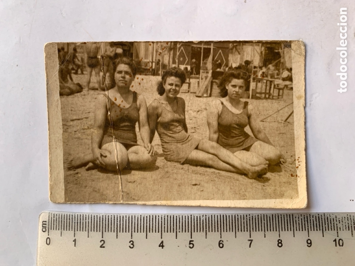 Alte Fotografie: FOTO. TRES GUAPAS SIRENAS EN LA PLAYA DE LA MALVARROSA, VALENCIA?. FOT&Oacute;GRAFO?.