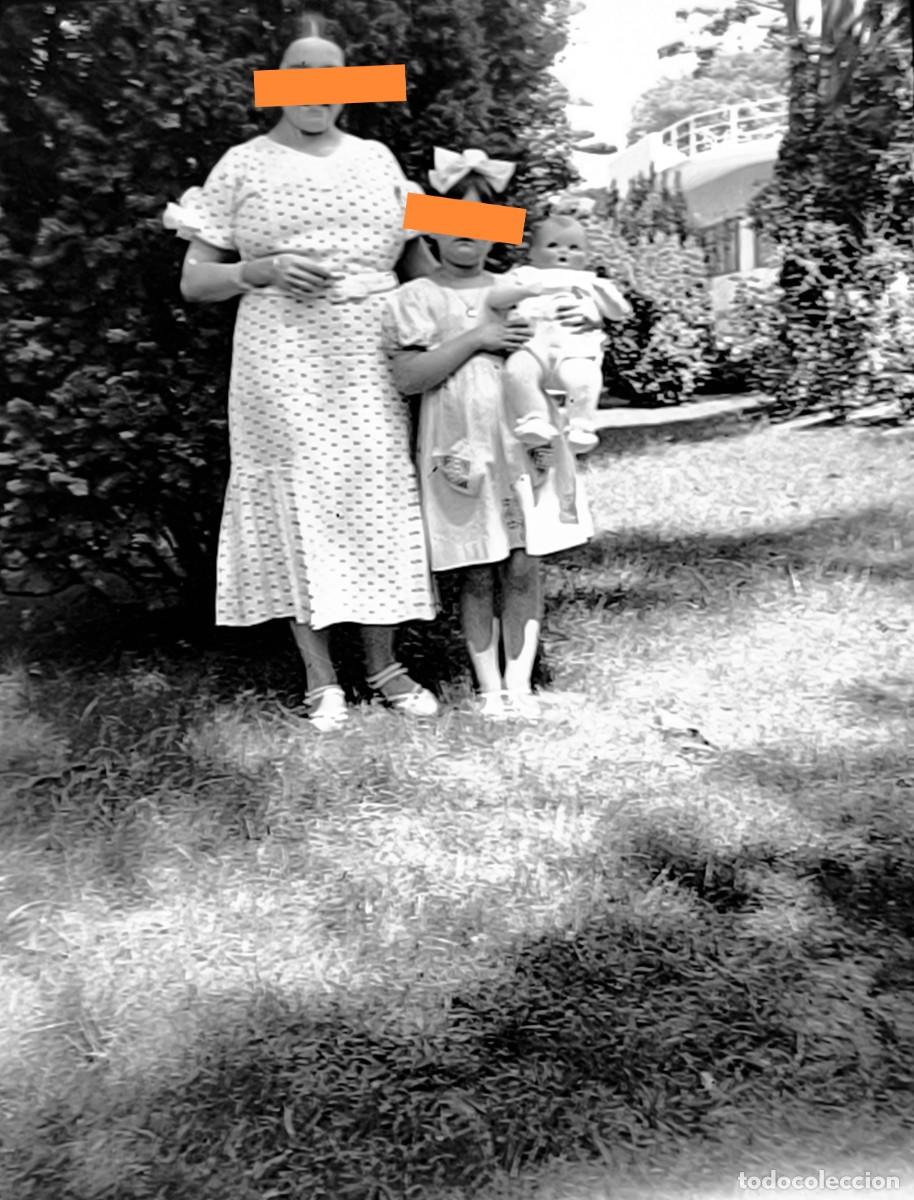 Photographie ancienne: Antiguo negativo de fotograf&iacute;a. Ni&ntilde;a con mu&ntilde;eca.