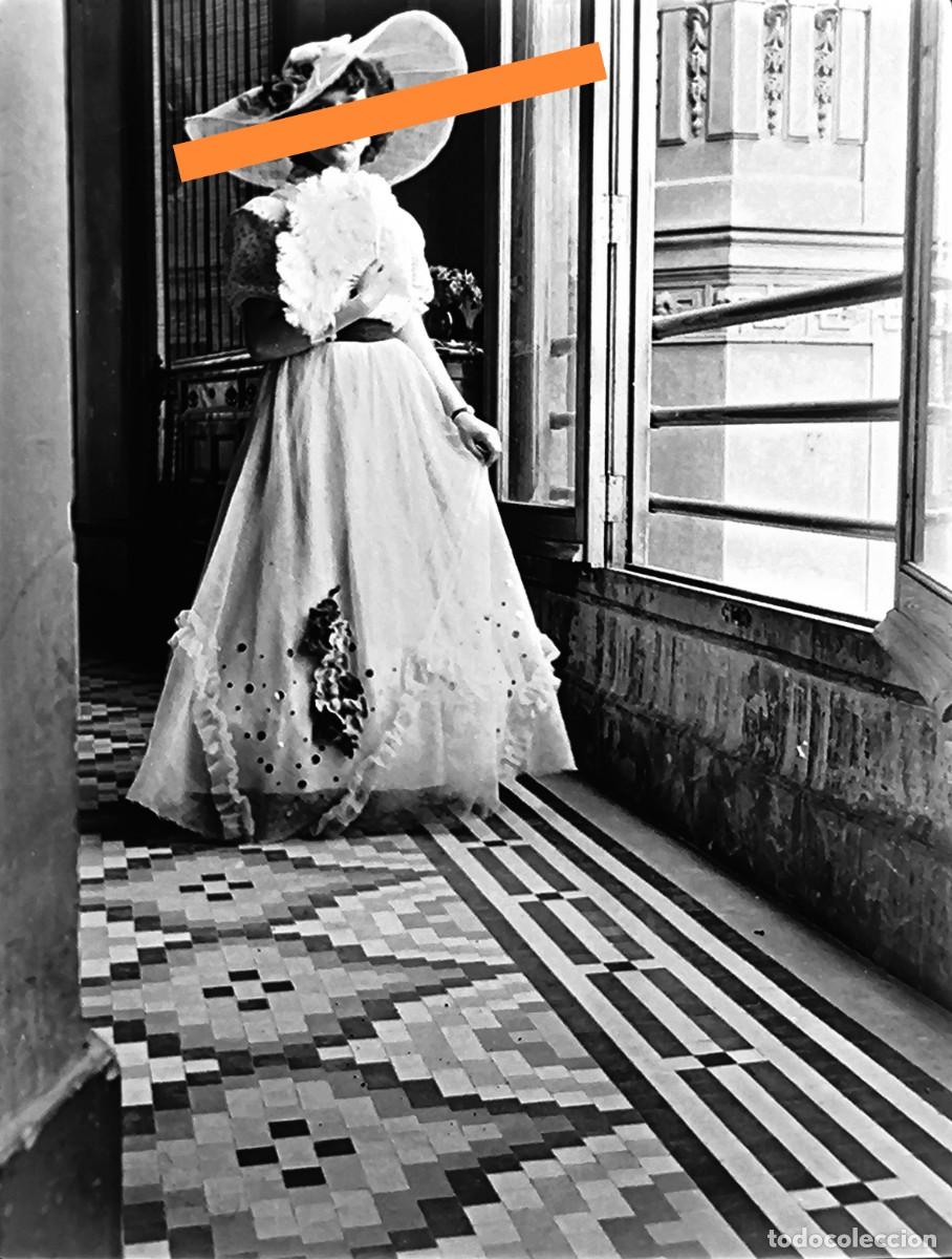 Fotograf&iacute;a antigua: Antiguo negativo de fotograf&iacute;a. Chica con vestido y Pamela.