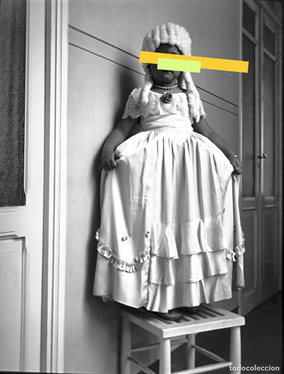 Antique Photography: Antiguo negativo de fotograf&iacute;a. Ni&ntilde;a con disfraz..