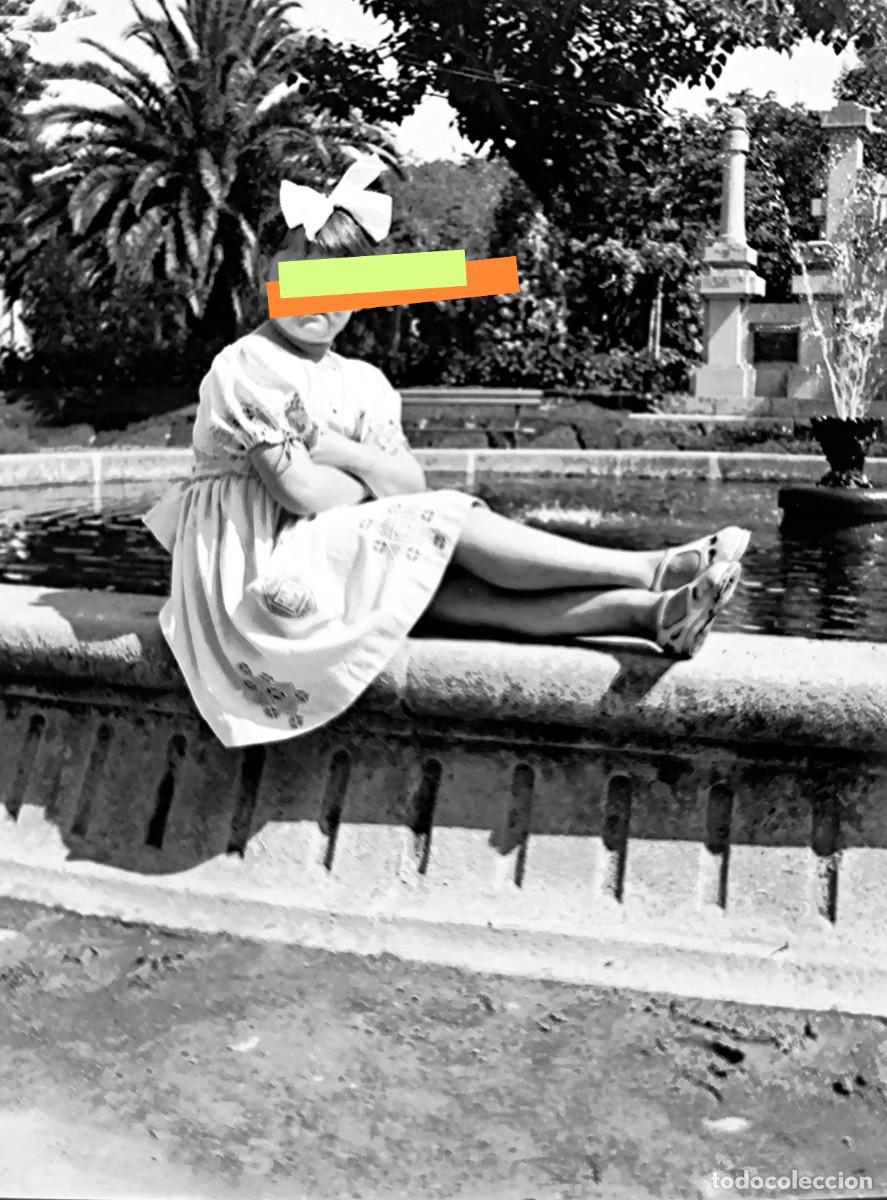 Photographie ancienne: Antiguo negativo de fotograf&iacute;a. Ni&ntilde;a posando.