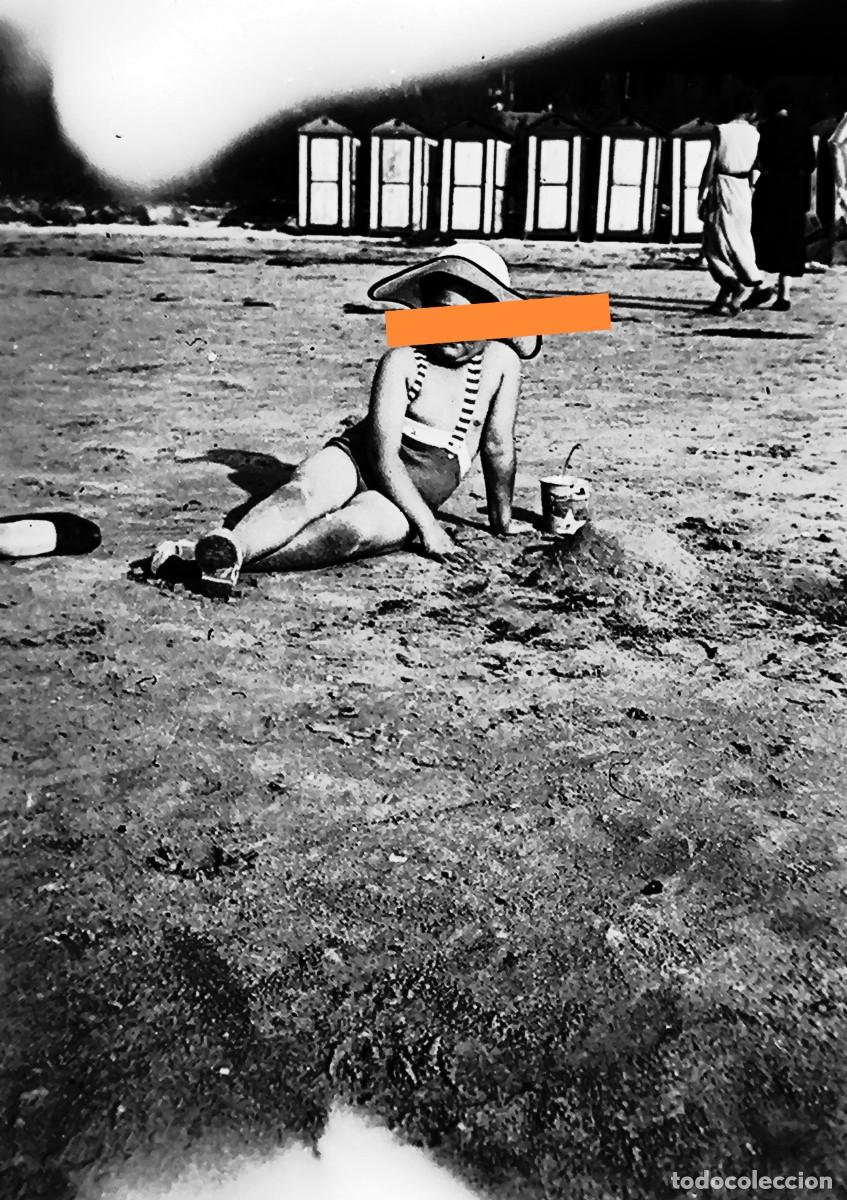 Antique Photography: Antiguo negativo de fotograf&iacute;a. Ni&ntilde;a en la Playa.