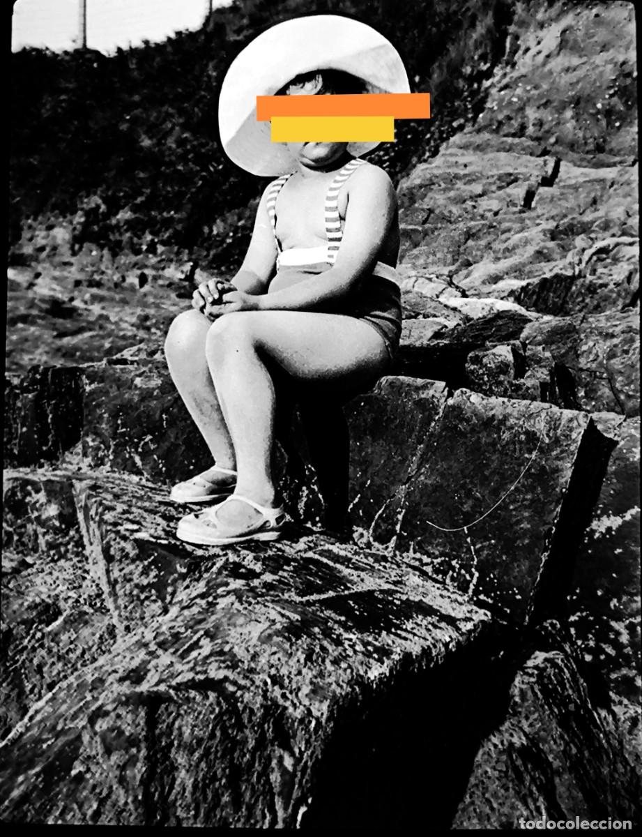 Photographie ancienne: Antiguo negativo de fotograf&iacute;a. Ni&ntilde;a en la Playa.