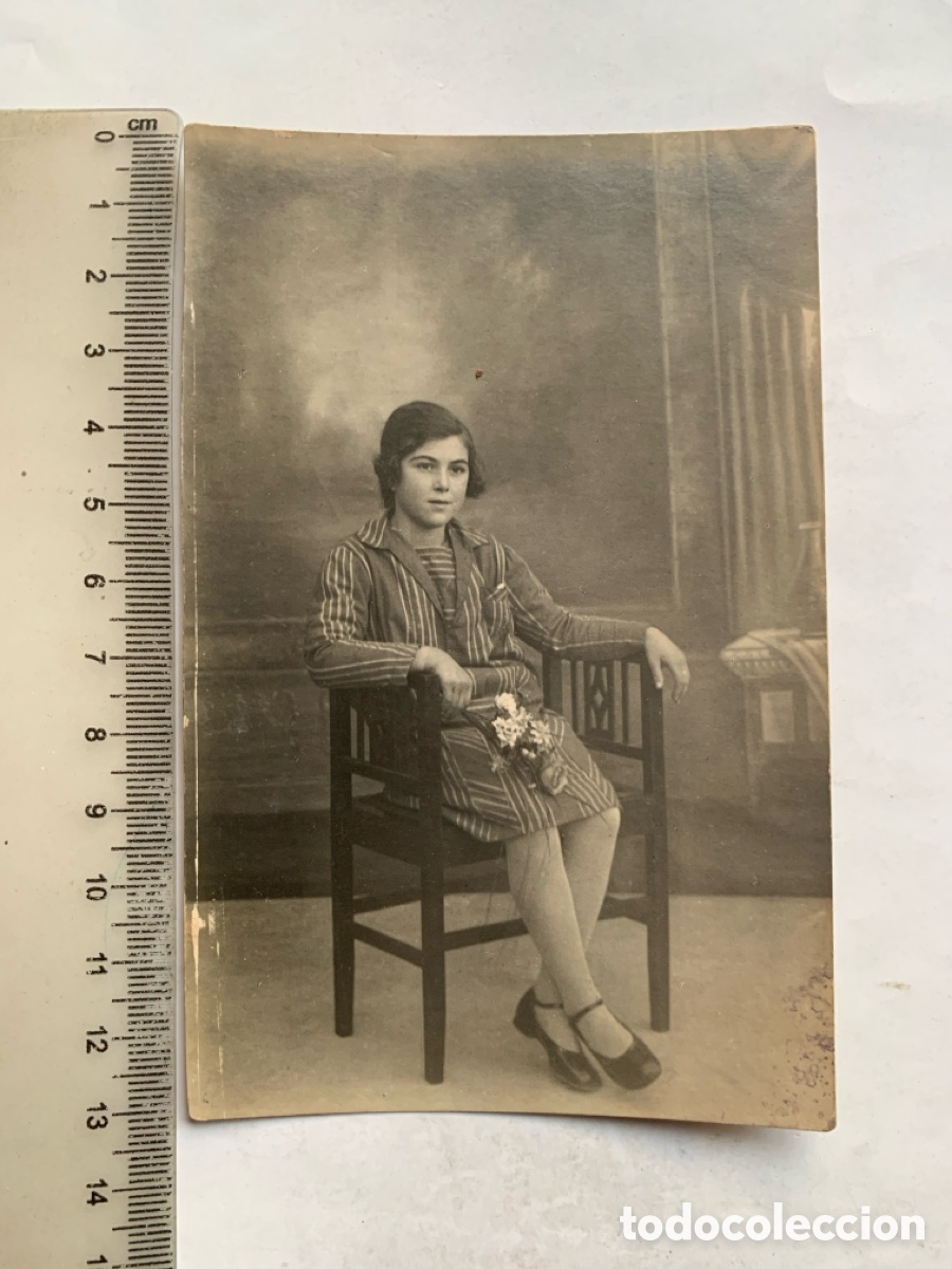 Fotografia antiga: FOTO. MARUJA CON SU VESTIDO DE RAYAS EN EL ESTUDI&Oacute; FOTOGR&Aacute;FICO. FOT&Oacute;GRAFO?.