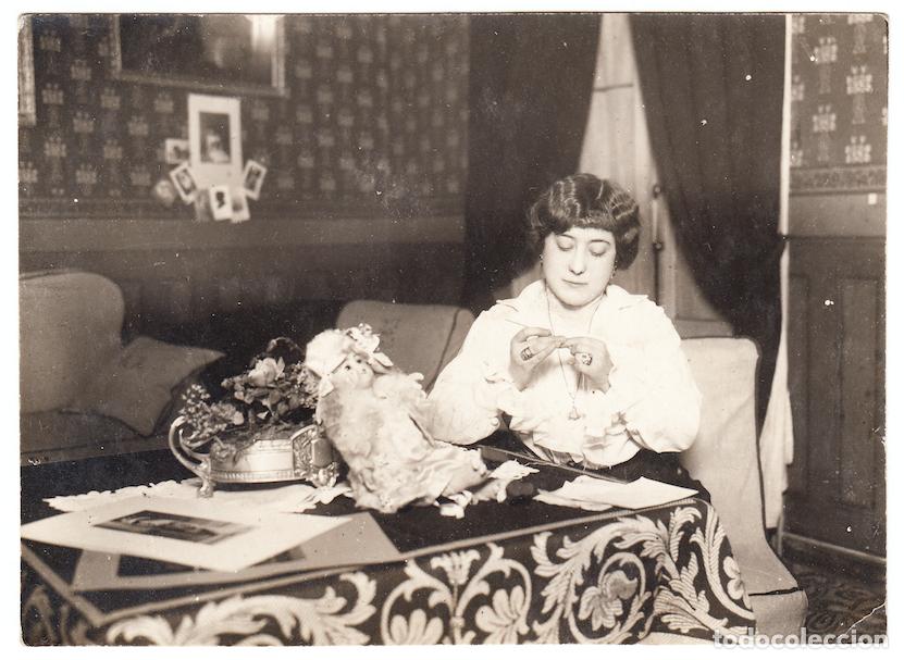 Fotograf&iacute;a antigua: Fotograf&iacute;a de la tiple Luisa Rodr&iacute;guez en su domicilio Soprano Cantantes Zarzuela [d&eacute;cada de 1910]