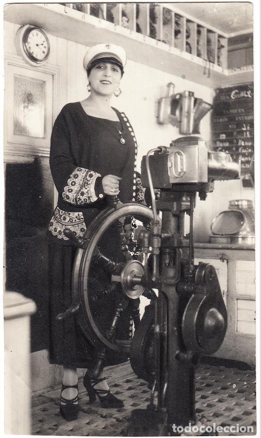 Fotograf&iacute;a antigua: La tiple actriz Eugenia Z&uacute;ffoli pilotando el vapor Infanta Isabel rumbo a Cuba [1924 D&iacute;az Casariego]