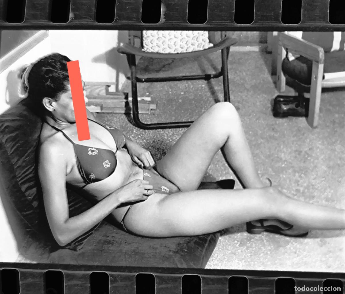 Fotograf&iacute;a antigua: Antiguo negativo o clich&eacute; de fotograf&iacute;a. Chica posando en ba&ntilde;ador. A&ntilde;os 70