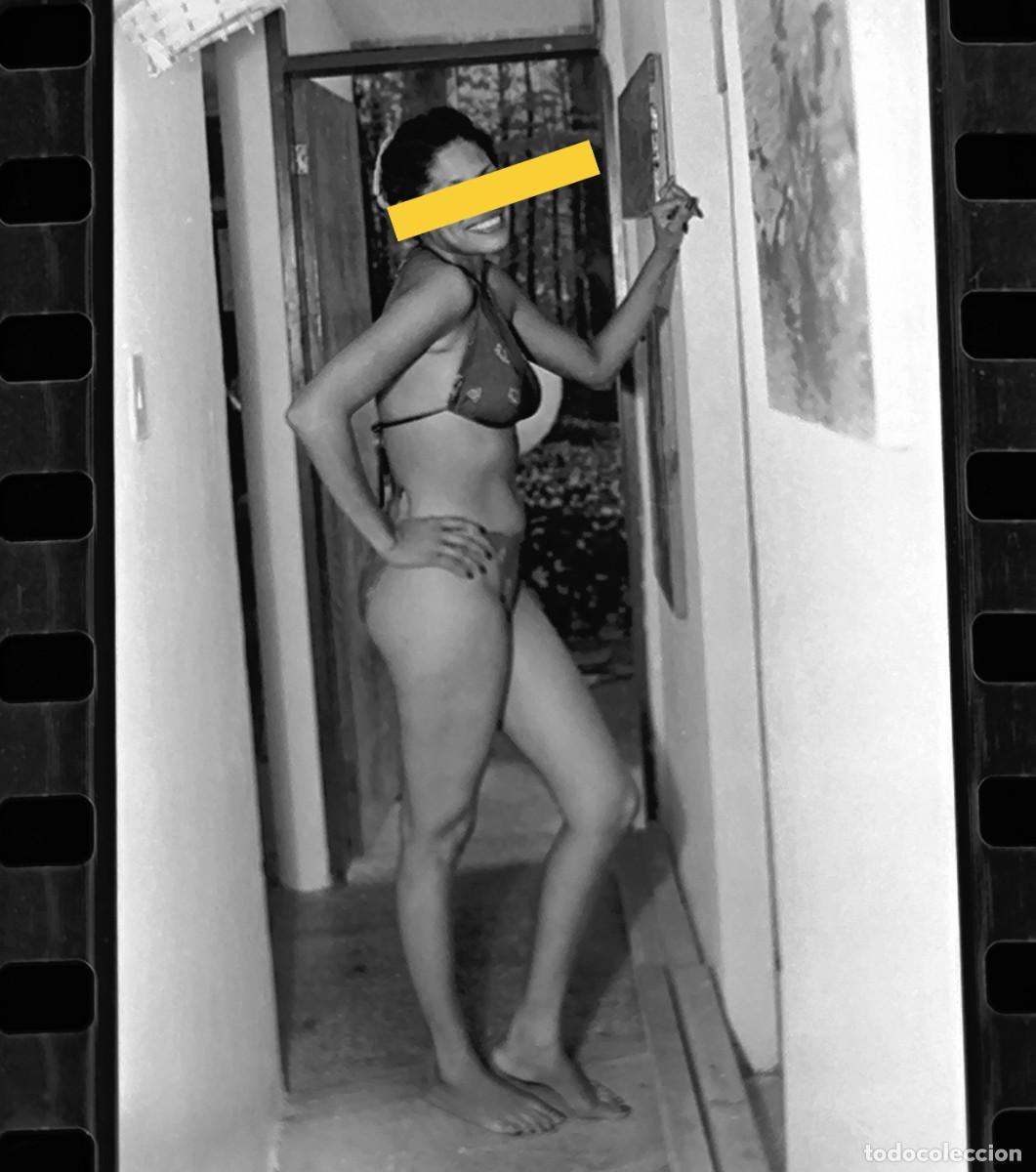 Photographie ancienne: Antiguo negativo o clich&eacute; de fotograf&iacute;a. Chica posando en ba&ntilde;ador. A&ntilde;os 70