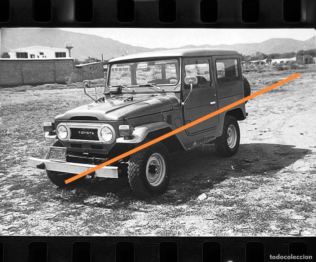Fotograf&iacute;a antigua: Antiguo negativo o clich&eacute; de fotograf&iacute;a. Coche todoterreno Toyota. A&ntilde;os 70/80