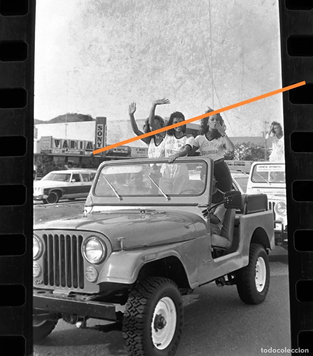 Fotograf&iacute;a antigua: Antiguo negativo o clich&eacute; de fotograf&iacute;a. Coche todoterreno Jeep. A&ntilde;os 70