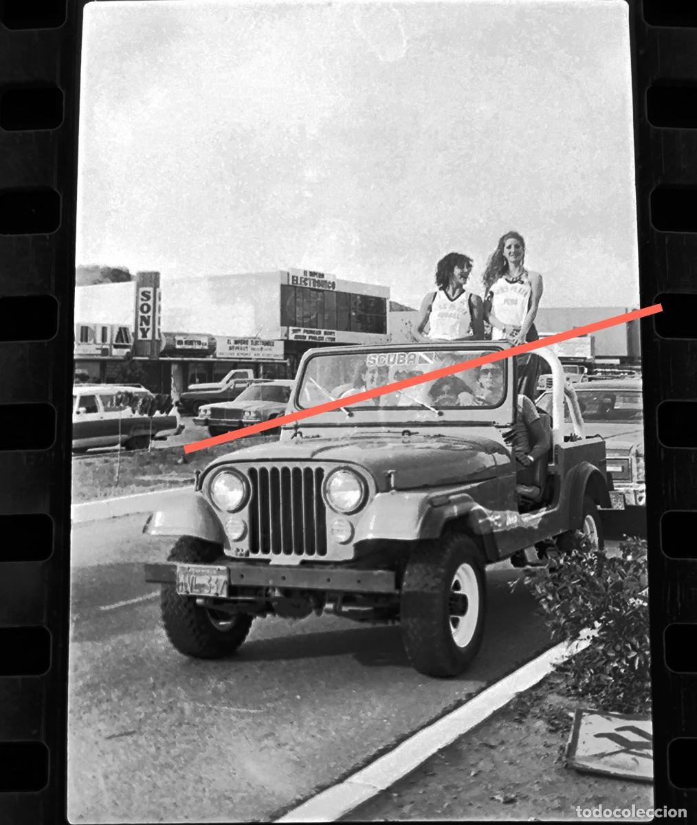 Fotograf&iacute;a antigua: Antiguo negativo o clich&eacute; de fotograf&iacute;a. Coche todoterreno Jeep. A&ntilde;os 70