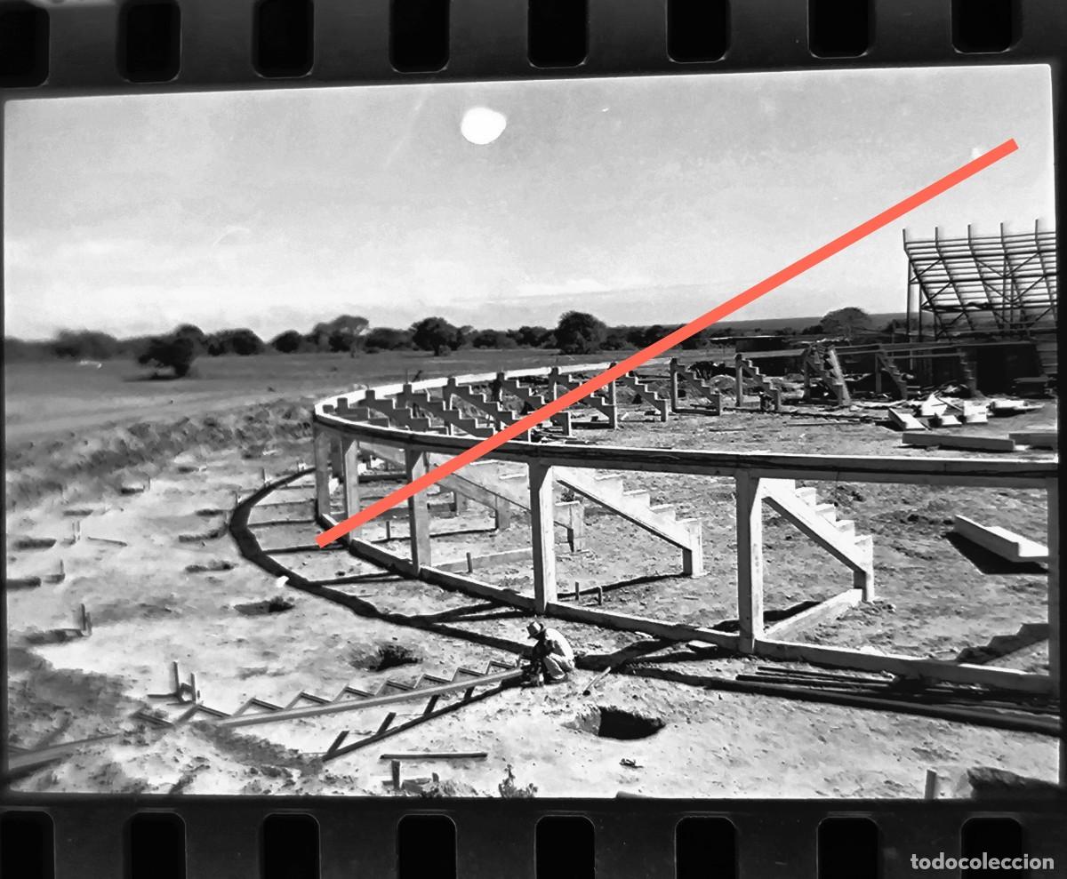 Fotograf&iacute;a antigua: Antiguo negativo o clich&eacute; de fotograf&iacute;a. Construcci&oacute;n estadio de futbol o polideportivo. A&ntilde;os 70