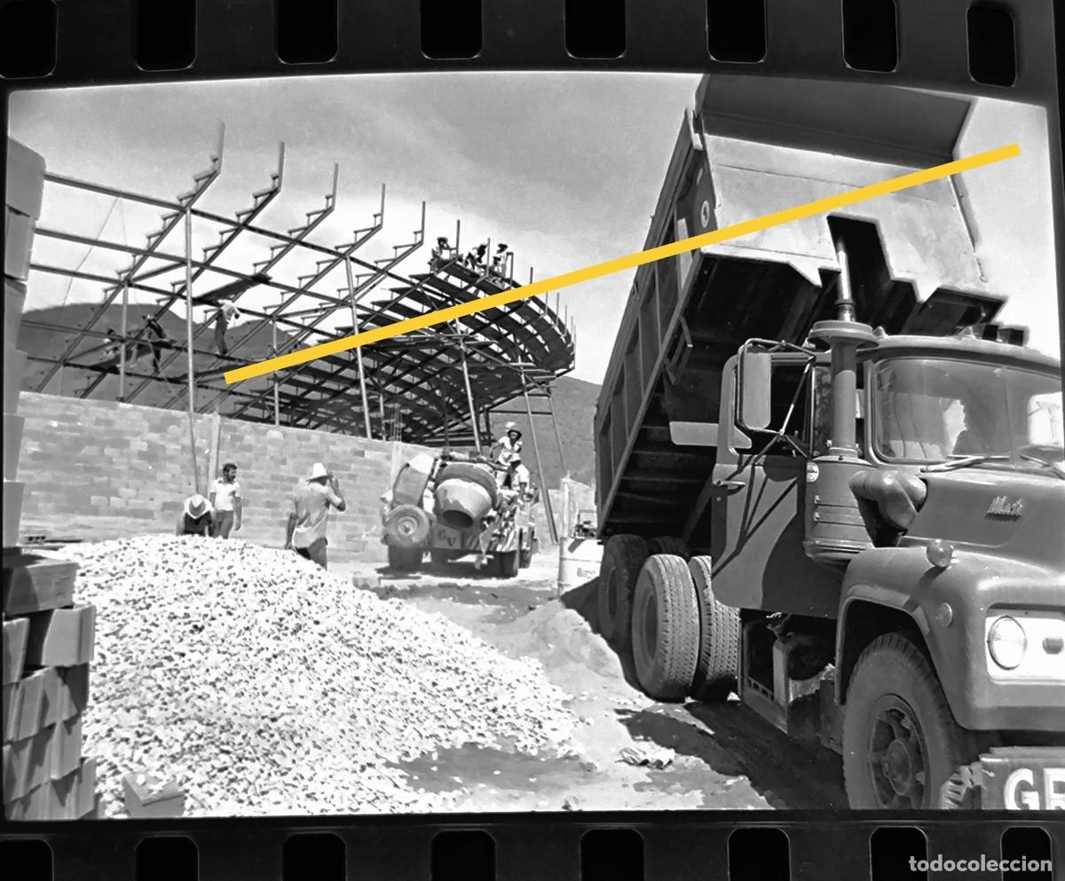 Alte Fotografie: Antiguo negativo o clich&eacute; de fotograf&iacute;a. Construcci&oacute;n estadio de futbol o polideportivo. A&ntilde;os 70