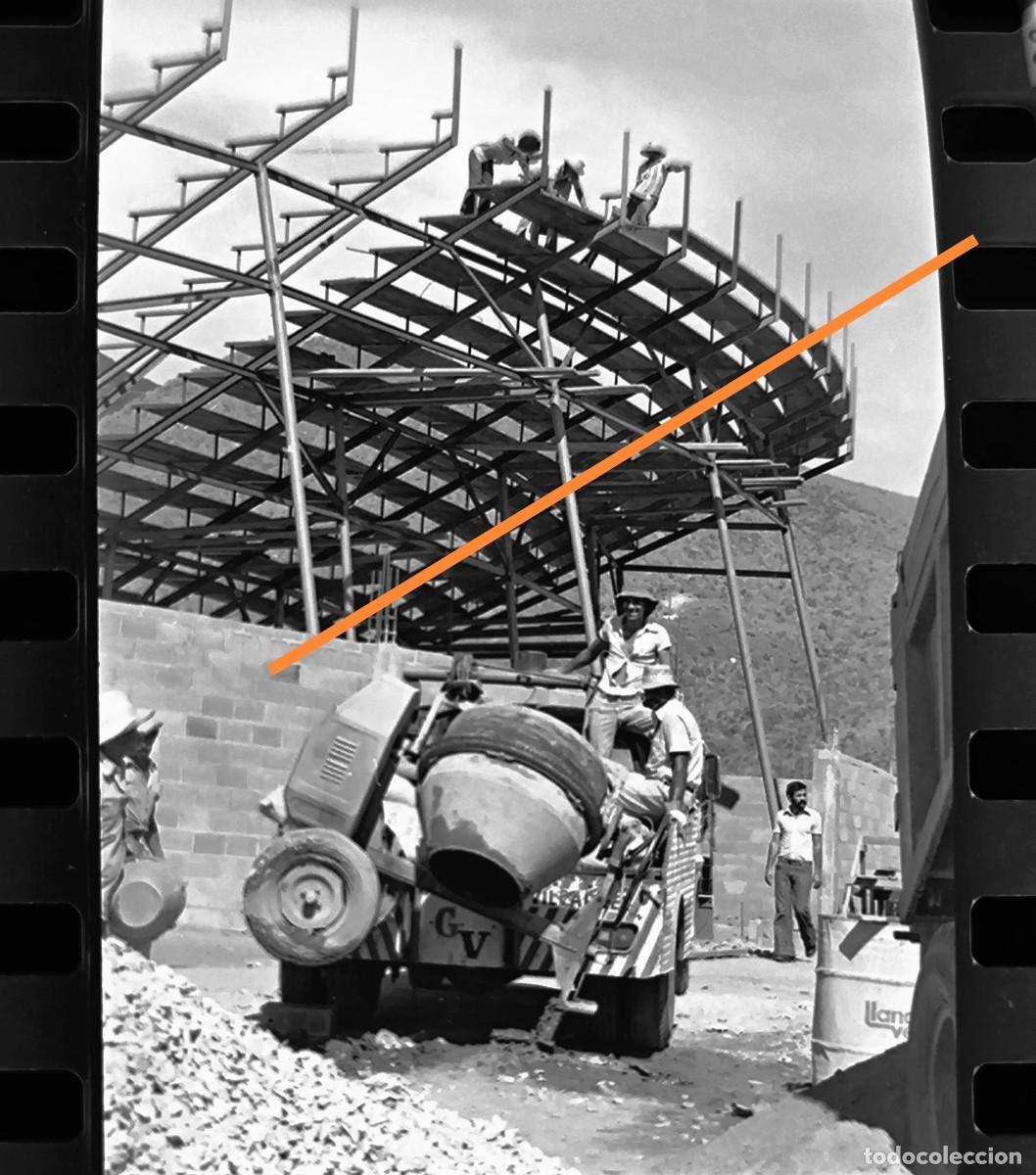 Antique Photography: Antiguo negativo o clich&eacute; de fotograf&iacute;a. Construcci&oacute;n estadio de futbol o polideportivo. A&ntilde;os 70