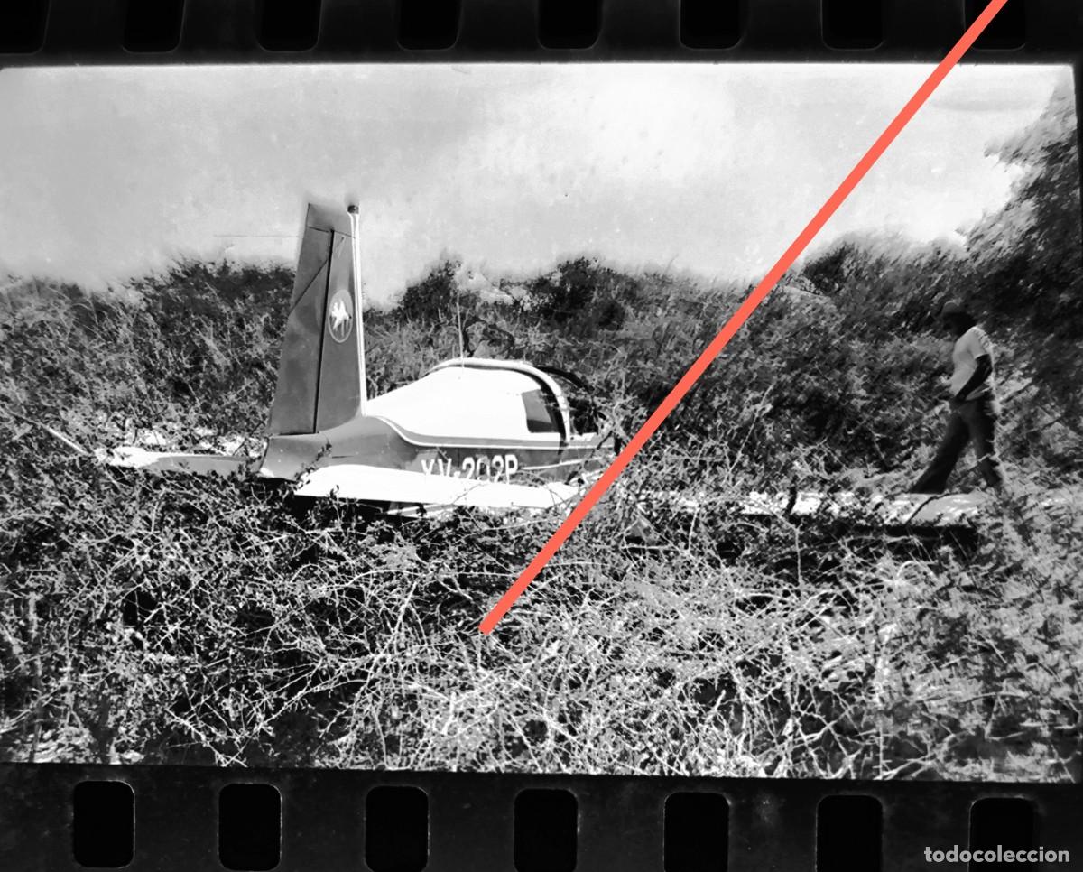 Fotografia antiga: Antiguo negativo o clich&eacute; de fotograf&iacute;a. Avioneta siniestrada. A&ntilde;os 70