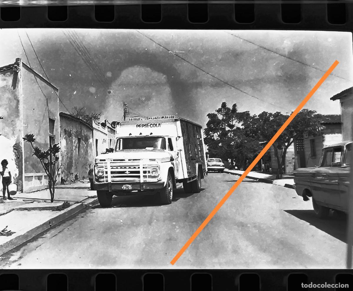 Fotografia antiga: Antiguo negativo o clich&eacute; de fotograf&iacute;a. Cami&oacute;n repartidor publicidad Pepsi Cola. A&ntilde;os 70.