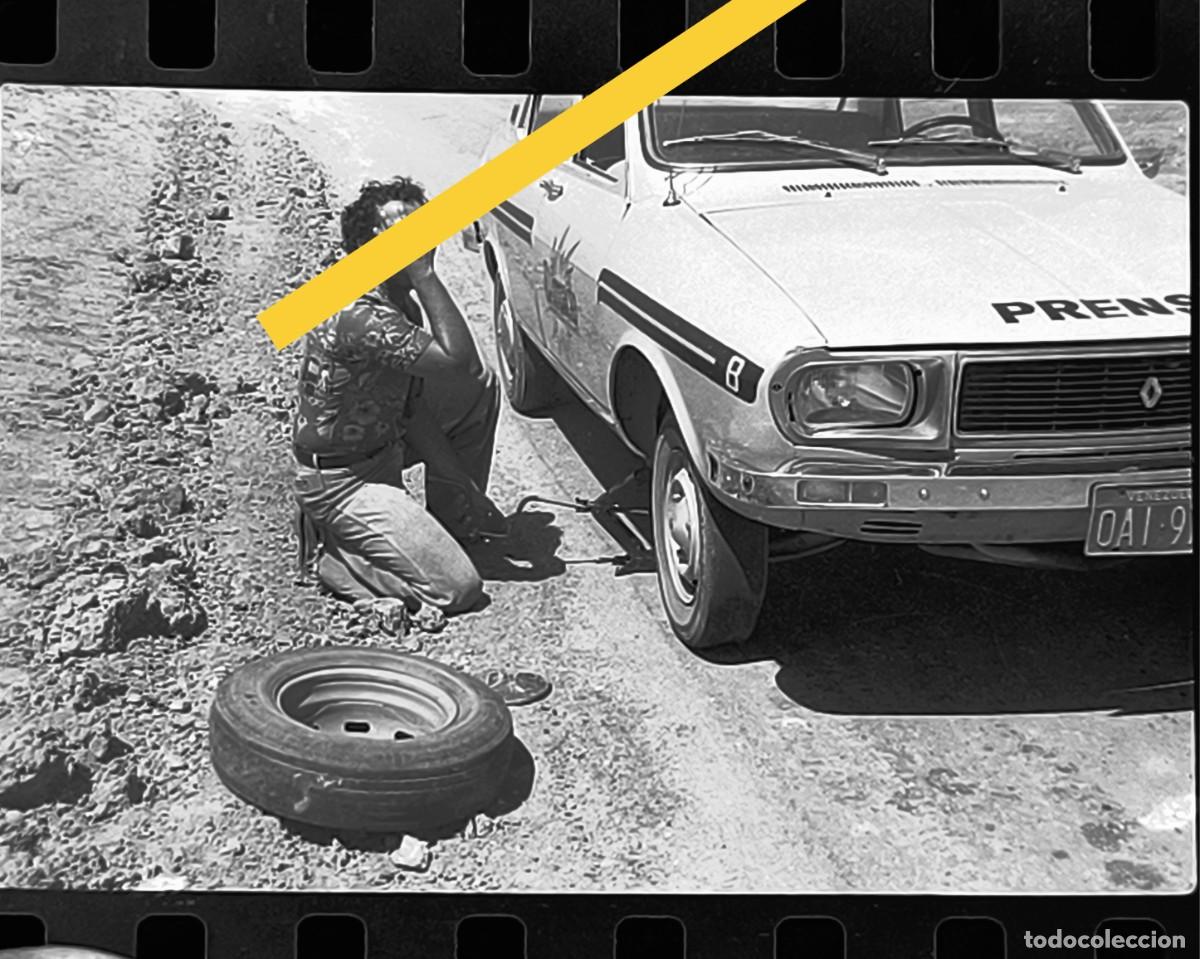 Fotograf&iacute;a antigua: Antiguo negativo o clich&eacute; de fotograf&iacute;a. Coche Renault 12, cambiando rueda. A&ntilde;os 70.