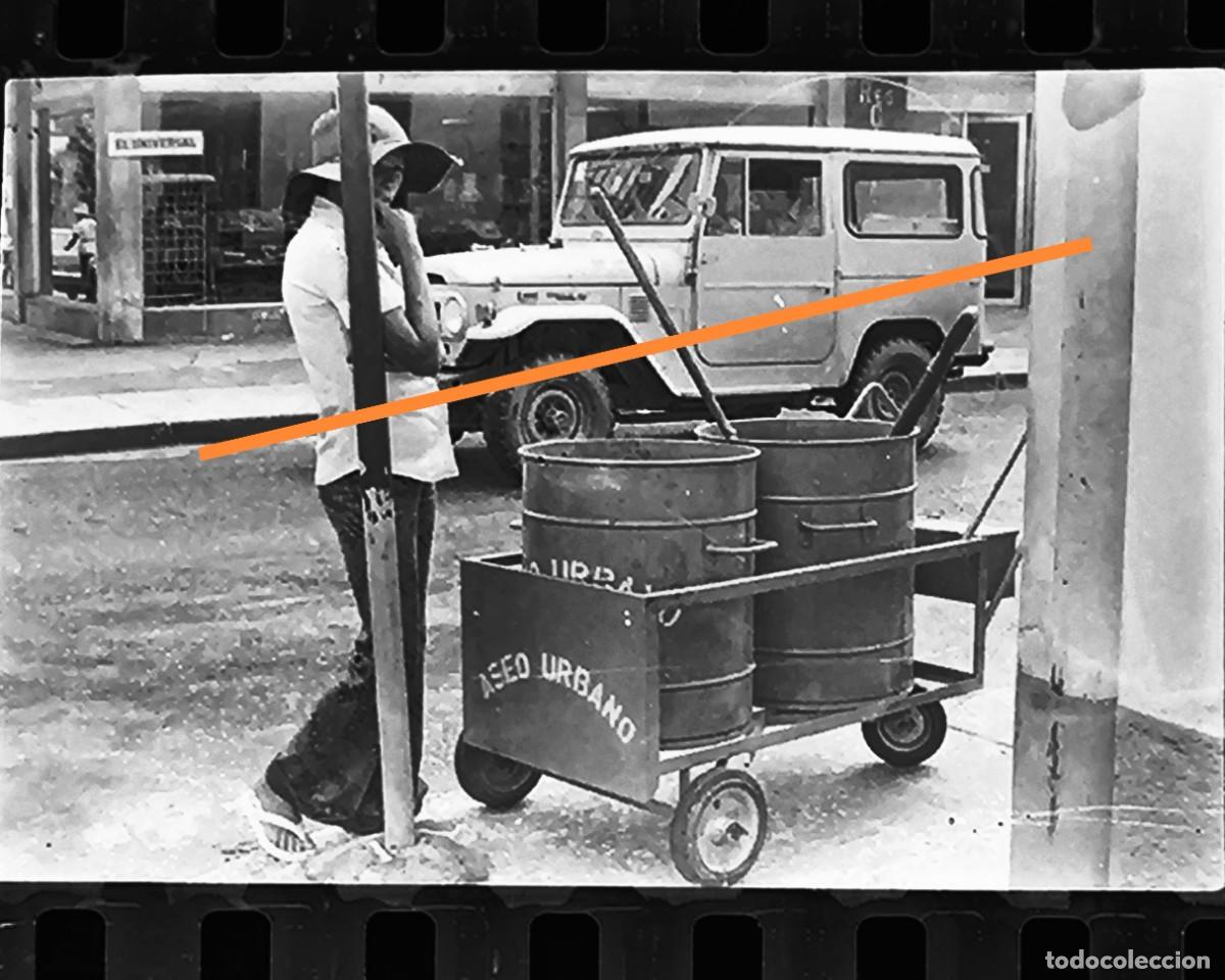 Photographie ancienne: Antiguo negativo o clich&eacute; de fotograf&iacute;a. Al fondo, coche todoterreno jeep. A&ntilde;os 70.