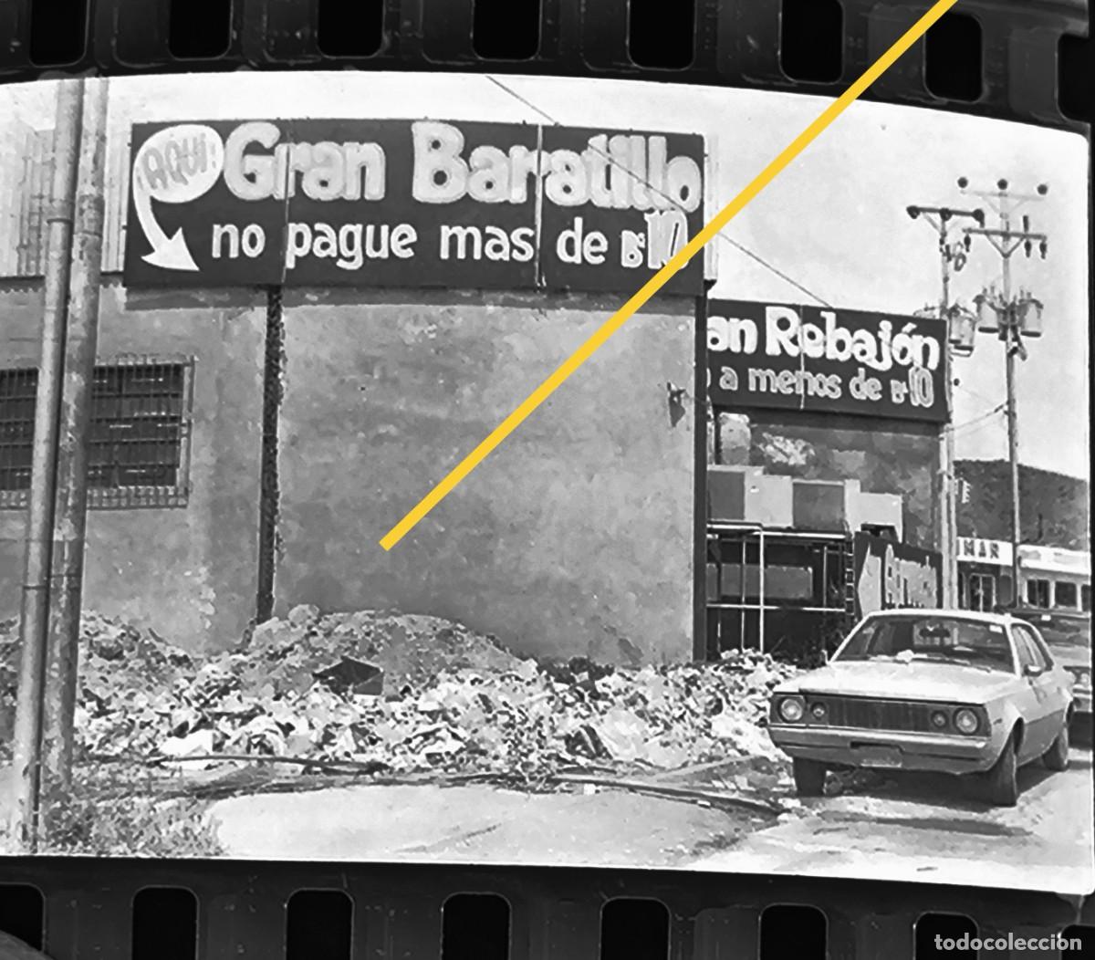 Fotografia antica: Antiguo negativo o clich&eacute; de fotograf&iacute;a. Al fondo, coche AMC Hornet. A&ntilde;os 70.