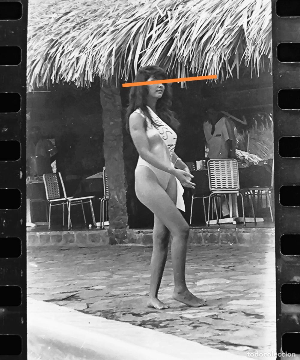 Fotograf&iacute;a antigua: Antiguo negativo o clich&eacute; de fotograf&iacute;a. Chica posando en ba&ntilde;ador. A&ntilde;os 70.