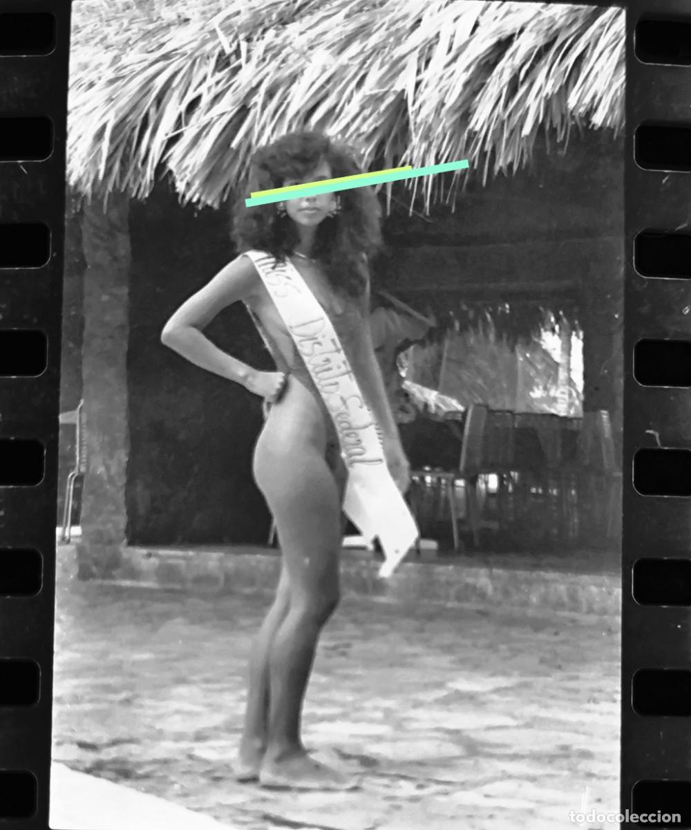 Antique Photography: Antiguo negativo o clich&eacute; de fotograf&iacute;a. Chica posando en ba&ntilde;ador. A&ntilde;os 70.