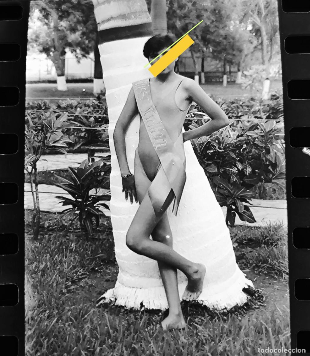 Photographie ancienne: Antiguo negativo o clich&eacute; de fotograf&iacute;a. Chica posando en ba&ntilde;ador. A&ntilde;os 70.