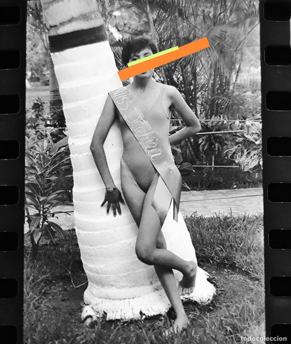 Antique Photography: Antiguo negativo o clich&eacute; de fotograf&iacute;a. Chica posando en ba&ntilde;ador. A&ntilde;os 70.