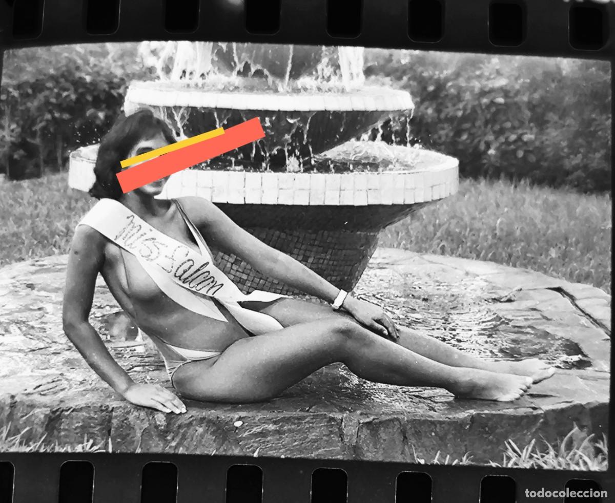 Alte Fotografie: Antiguo negativo o clich&eacute; de fotograf&iacute;a. Chica posando en ba&ntilde;ador. A&ntilde;os 70.