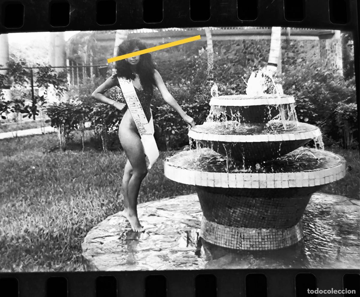 Antique Photography: Antiguo negativo o clich&eacute; de fotograf&iacute;a. Chica posando en ba&ntilde;ador. A&ntilde;os 70.