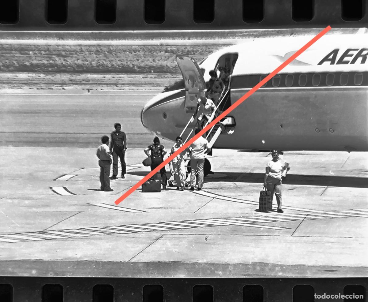 Photographie ancienne: Antiguo negativo o clich&eacute; de fotograf&iacute;a. En el aeropuerto, avi&oacute;n, A&ntilde;os 70.