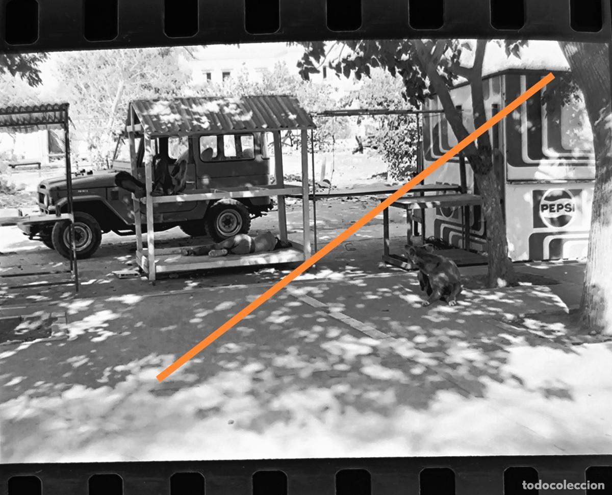 Antique Photography: Antiguo negativo o clich&eacute; de fotograf&iacute;a. Coche todoterreno Toyota. Caseta Pepsi cola. A&ntilde;os 70.