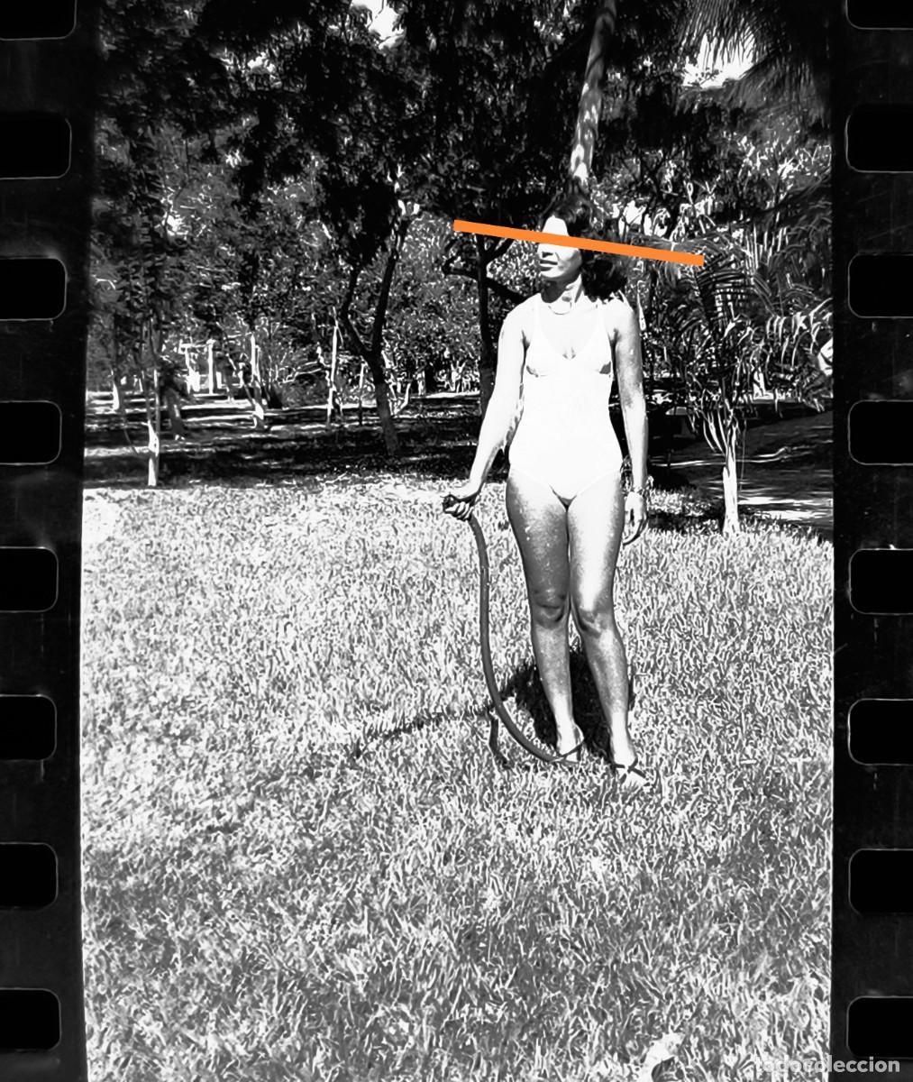 Alte Fotografie: Antiguo negativo o clich&eacute; de fotograf&iacute;a. Chica posando en ba&ntilde;ador. A&ntilde;os 70.