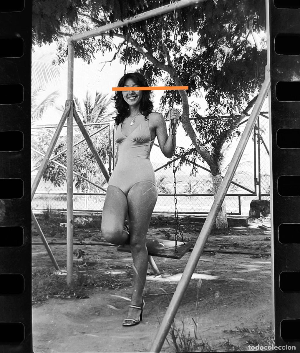 Photographie ancienne: Antiguo negativo o clich&eacute; de fotograf&iacute;a. Chica posando en ba&ntilde;ador. A&ntilde;os 70.
