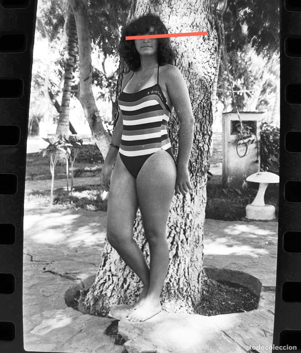 Photographie ancienne: Antiguo negativo o clich&eacute; de fotograf&iacute;a. Chica posando en ba&ntilde;ador. A&ntilde;os 70.