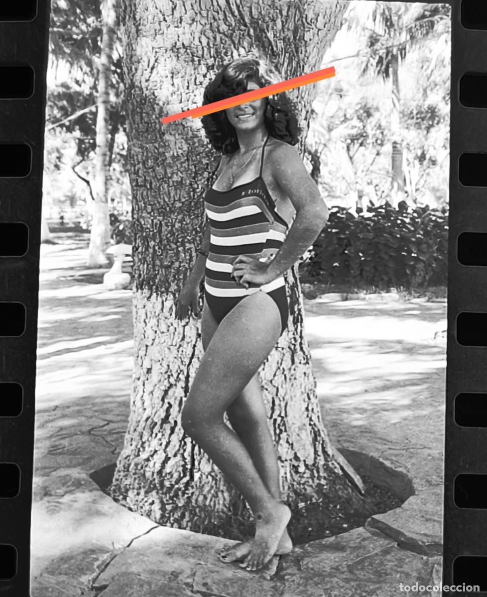 Fotograf&iacute;a antigua: Antiguo negativo o clich&eacute; de fotograf&iacute;a. Chica posando en ba&ntilde;ador. A&ntilde;os 70.