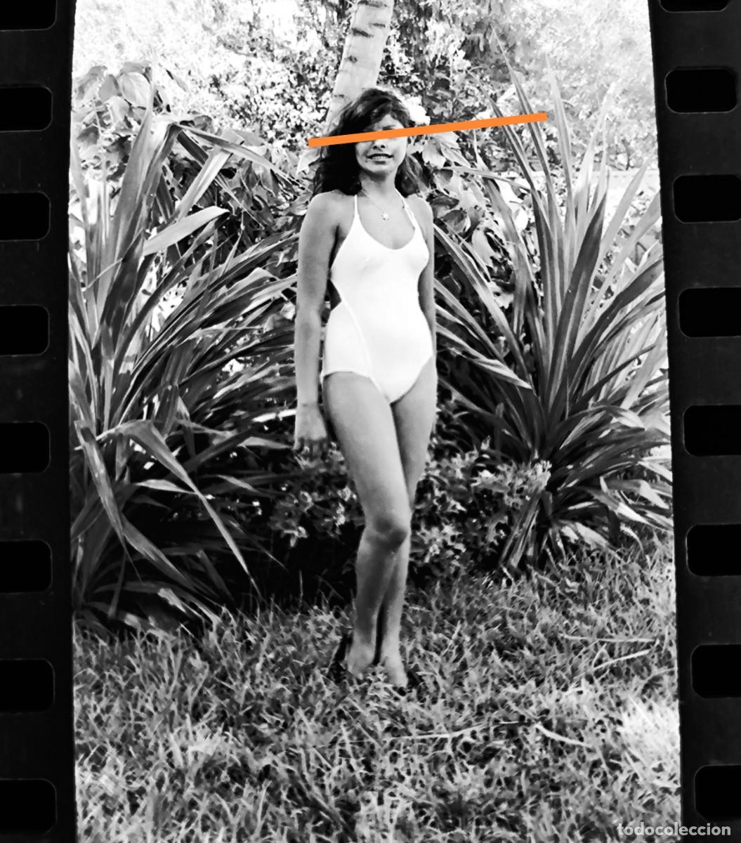 Alte Fotografie: Antiguo negativo o clich&eacute; de fotograf&iacute;a. Chica posando en ba&ntilde;ador. A&ntilde;os 70.