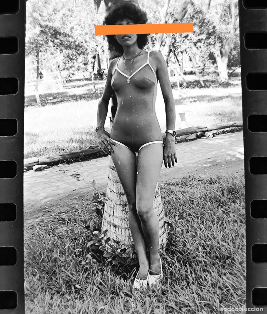 Fotograf&iacute;a antigua: Antiguo negativo o clich&eacute; de fotograf&iacute;a. Chica posando en ba&ntilde;ador. A&ntilde;os 70.