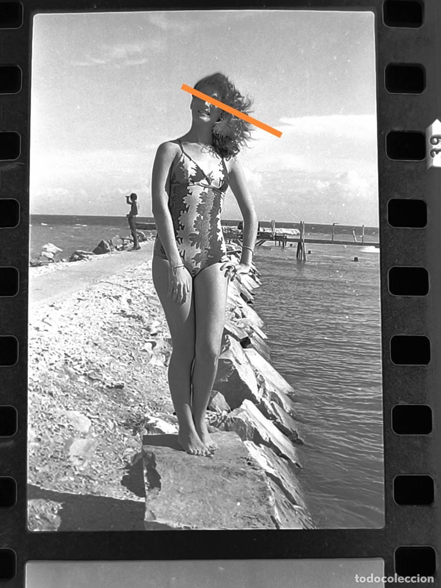 Fotograf&iacute;a antigua: Antiguo negativo o clich&eacute; de fotograf&iacute;a. Chica posando en ba&ntilde;ador. A&ntilde;os 70.