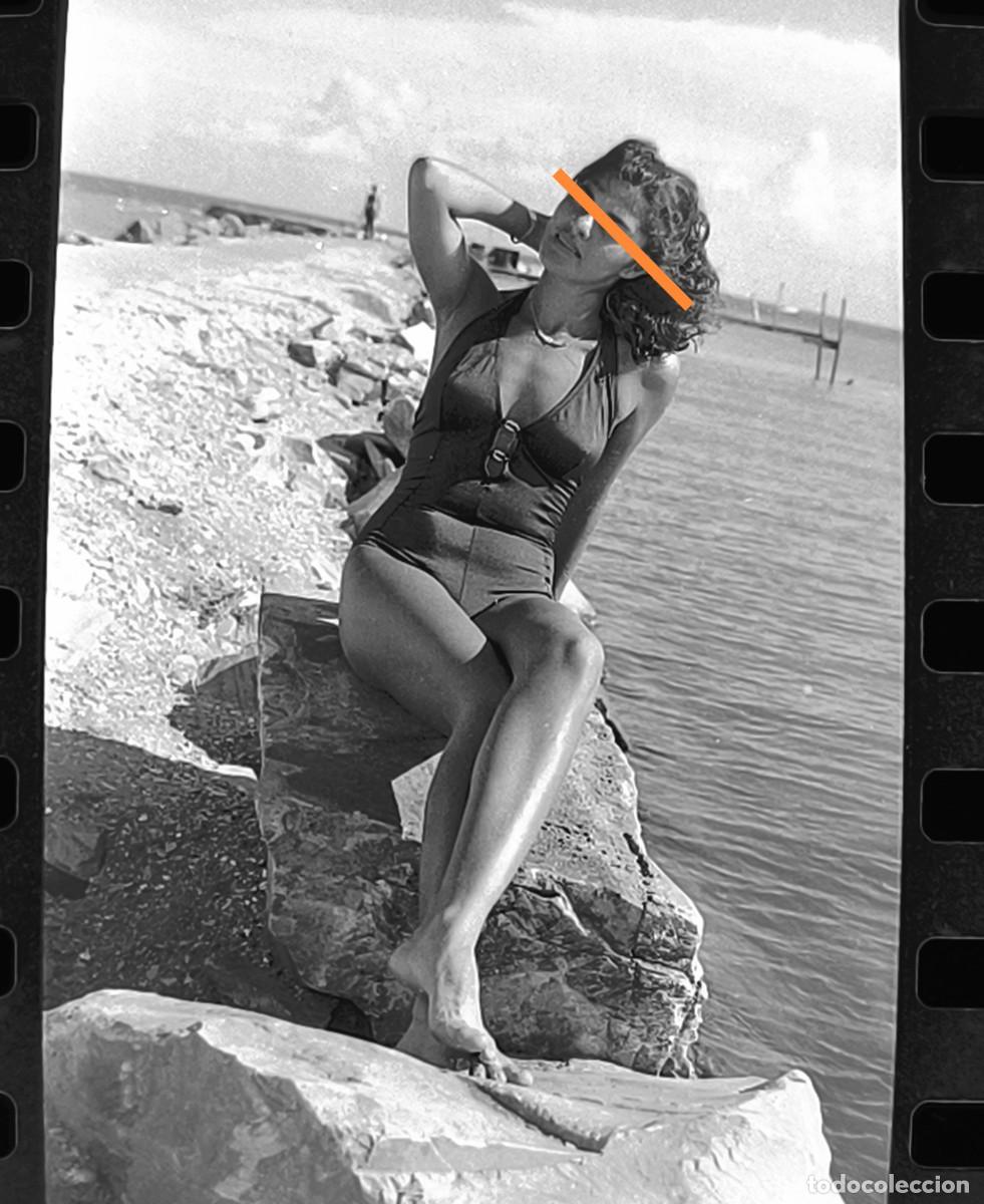 Alte Fotografie: Antiguo negativo o clich&eacute; de fotograf&iacute;a. Chica posando en ba&ntilde;ador. A&ntilde;os 70.