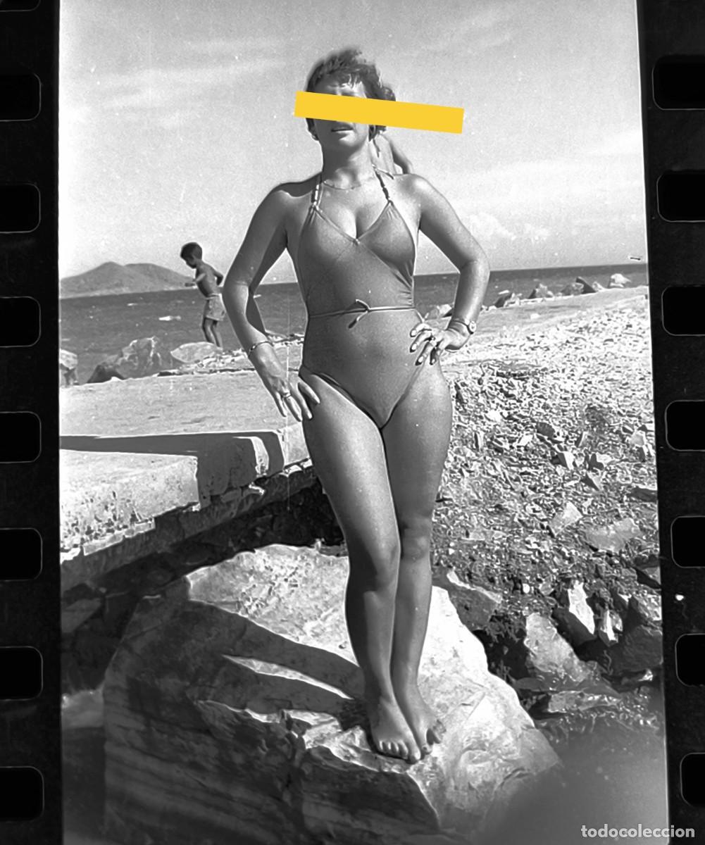 Fotograf&iacute;a antigua: Antiguo negativo o clich&eacute; de fotograf&iacute;a. Chica posando en ba&ntilde;ador. A&ntilde;os 70.