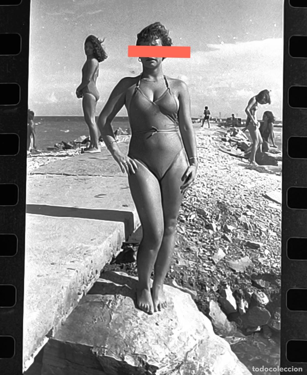 Fotograf&iacute;a antigua: Antiguo negativo o clich&eacute; de fotograf&iacute;a. Chica posando en ba&ntilde;ador. A&ntilde;os 70.