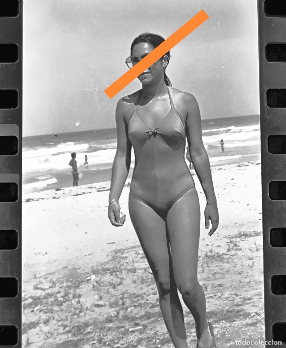Fotograf&iacute;a antigua: Antiguo negativo o clich&eacute; de fotograf&iacute;a. Chica posando en ba&ntilde;ador. A&ntilde;os 70.