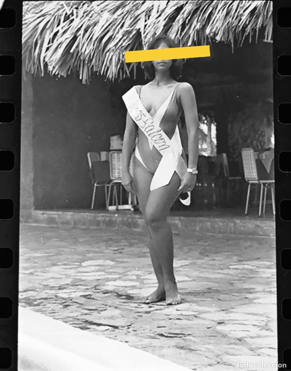 Fotografia antiga: Antiguo negativo o clich&eacute; de fotograf&iacute;a. Chica posando en ba&ntilde;ador. A&ntilde;os 70.