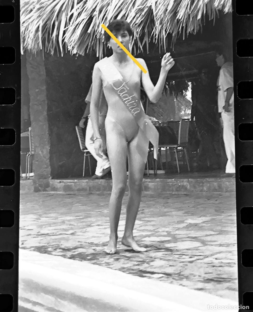 Antique Photography: Antiguo negativo o clich&eacute; de fotograf&iacute;a. Chica posando en ba&ntilde;ador. A&ntilde;os 70.