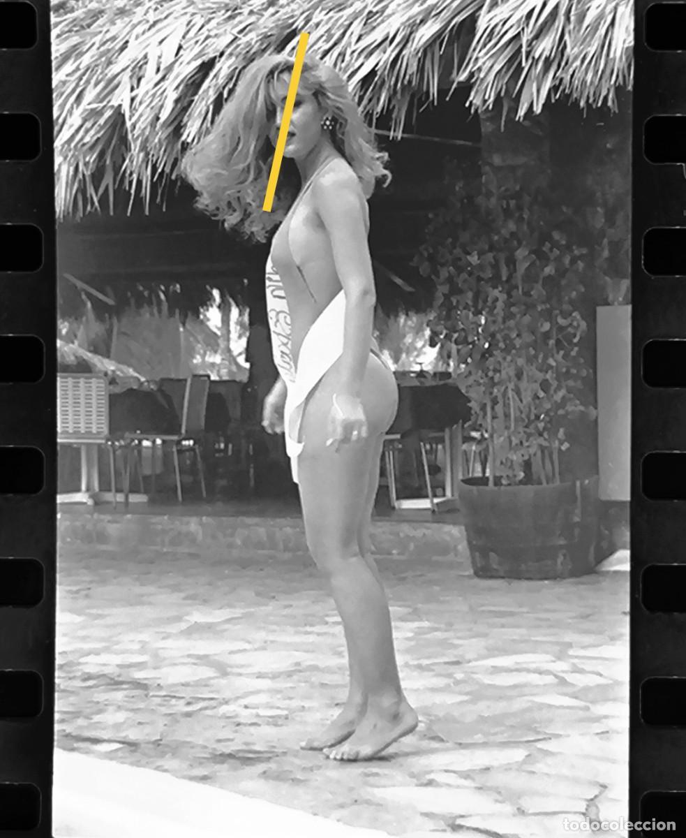 Fotografia antiga: Antiguo negativo o clich&eacute; de fotograf&iacute;a. Chica posando en ba&ntilde;ador. A&ntilde;os 70.