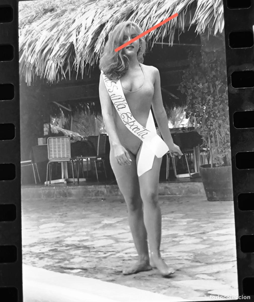 Fotograf&iacute;a antigua: Antiguo negativo o clich&eacute; de fotograf&iacute;a. Chica posando en ba&ntilde;ador. A&ntilde;os 70.